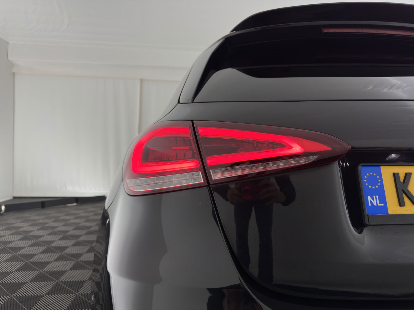 Mercedes-Benz A-Klasse 160 AMG-Sportpack Business-Solution (INCL-BTW) *WIDESCREEN-DIGI-COCKPIT | FULL-LED | LEATHER-MICROFIBRE | CAMERA | DYNAMIC-SELECT | CRUISE | HEATED-SPORTSEATS | PRIVACY-GLASS | DAB | AMBIENT-LIGHT | 18"ALU*