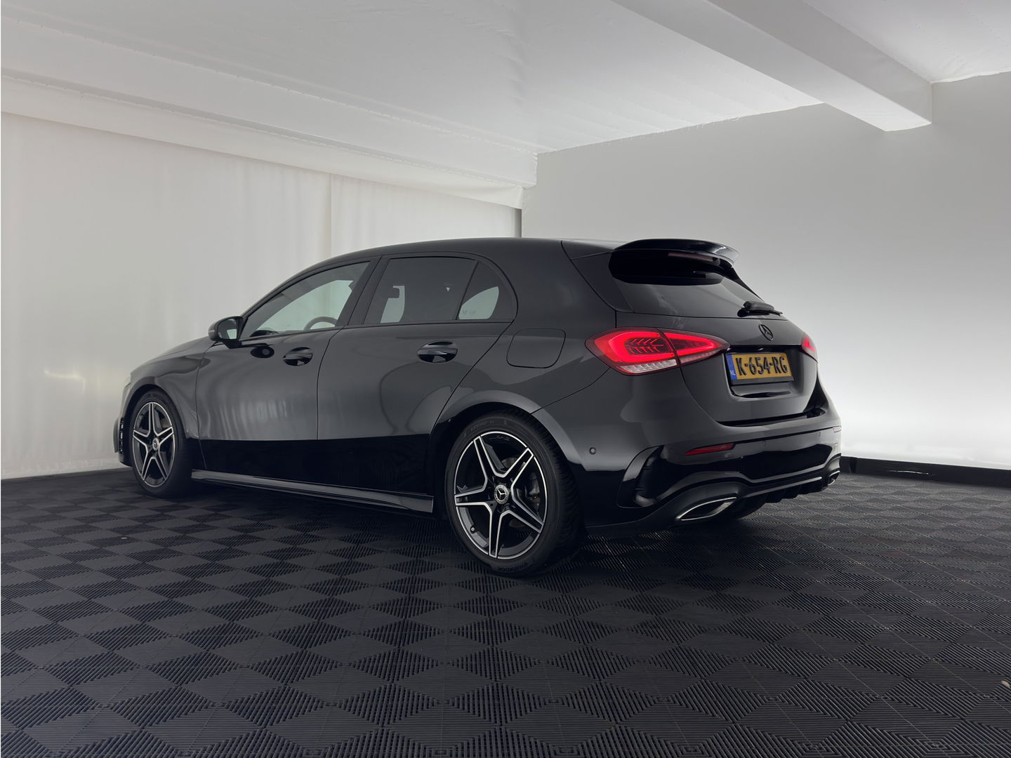 Mercedes-Benz A-Klasse 160 AMG-Sportpack Business-Solution (INCL-BTW) *WIDESCREEN-DIGI-COCKPIT | FULL-LED | LEATHER-MICROFIBRE | CAMERA | DYNAMIC-SELECT | CRUISE | HEATED-SPORTSEATS | PRIVACY-GLASS | DAB | AMBIENT-LIGHT | 18"ALU*