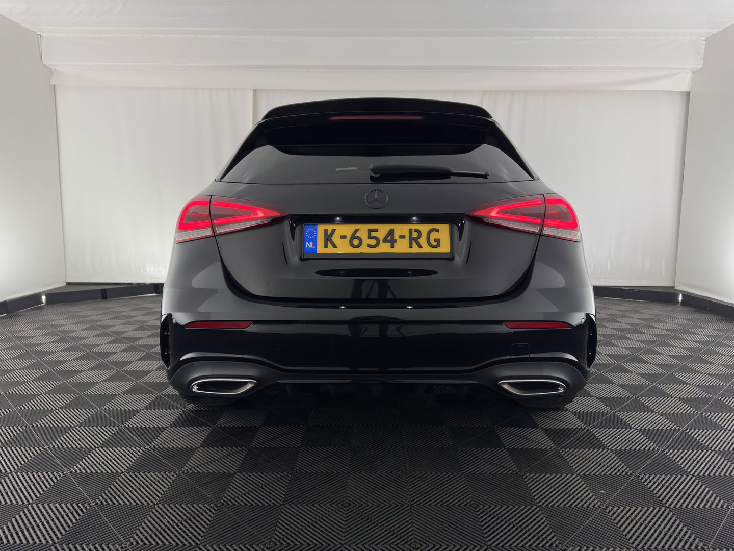 Mercedes-Benz A-Klasse 160 AMG-Sportpack Business-Solution (INCL-BTW) *WIDESCREEN-DIGI-COCKPIT | FULL-LED | LEATHER-MICROFIBRE | CAMERA | DYNAMIC-SELECT | CRUISE | HEATED-SPORTSEATS | PRIVACY-GLASS | DAB | AMBIENT-LIGHT | 18"ALU*