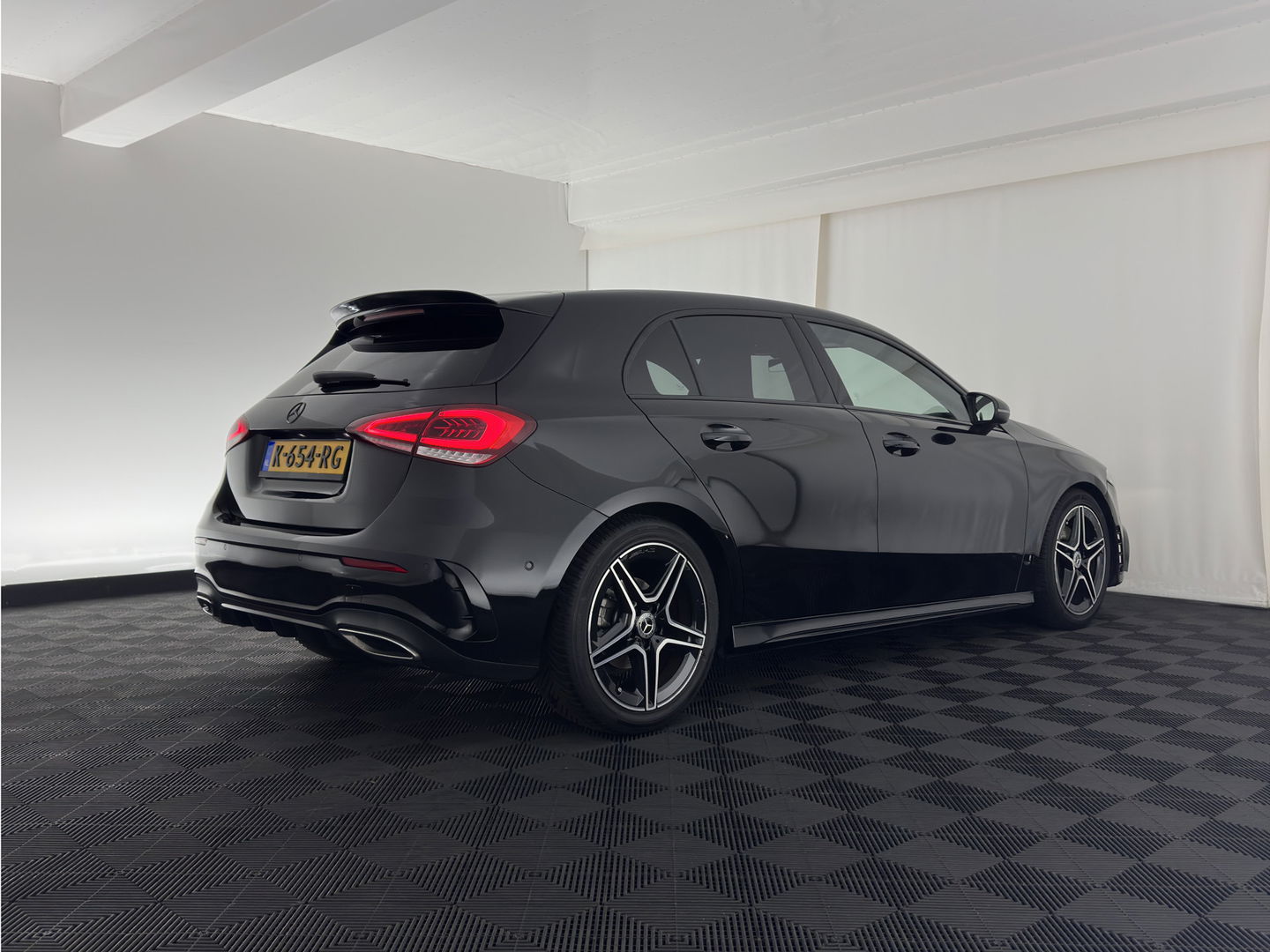 Mercedes-Benz A-Klasse 160 AMG-Sportpack Business-Solution (INCL-BTW) *WIDESCREEN-DIGI-COCKPIT | FULL-LED | LEATHER-MICROFIBRE | CAMERA | DYNAMIC-SELECT | CRUISE | HEATED-SPORTSEATS | PRIVACY-GLASS | DAB | AMBIENT-LIGHT | 18"ALU*
