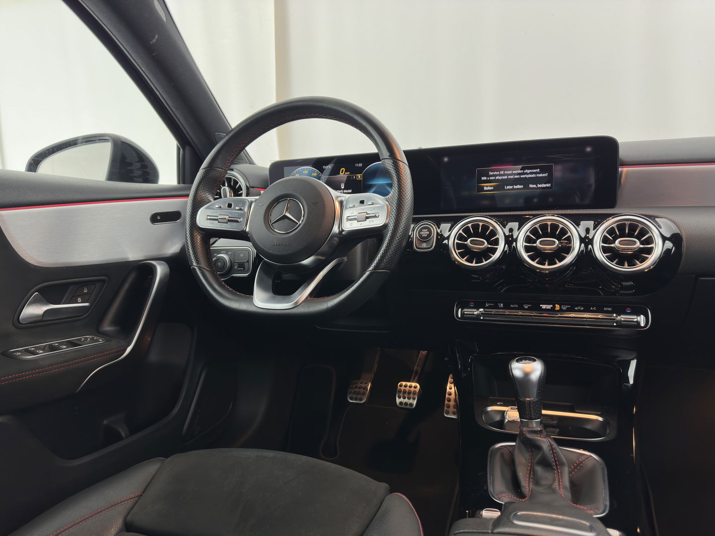 Mercedes-Benz A-Klasse 160 AMG-Sportpack Business-Solution (INCL-BTW) *WIDESCREEN-DIGI-COCKPIT | FULL-LED | LEATHER-MICROFIBRE | CAMERA | DYNAMIC-SELECT | CRUISE | HEATED-SPORTSEATS | PRIVACY-GLASS | DAB | AMBIENT-LIGHT | 18"ALU*