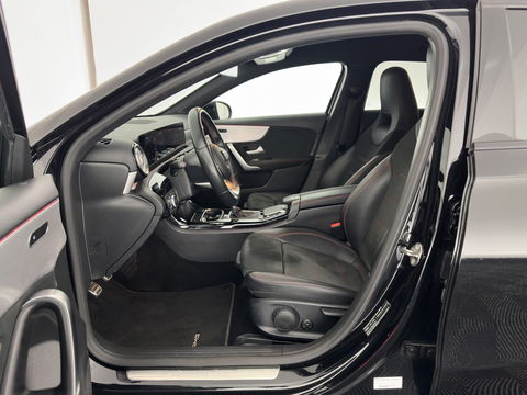 Mercedes-Benz A-Klasse 160 AMG-Sportpack Business-Solution (INCL-BTW) *WIDESCREEN-DIGI-COCKPIT | FULL-LED | LEATHER-MICROFIBRE | CAMERA | DYNAMIC-SELECT | CRUISE | HEATED-SPORTSEATS | PRIVACY-GLASS | DAB | AMBIENT-LIGHT | 18"ALU*