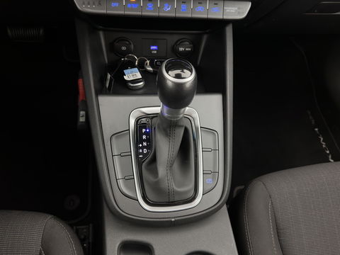 Hyundai KONA 1.6 GDI HEV Fashion (INCL-BTW) Aut. *NAVI-FULLMAP | DIGI-COCKPIT | FULL-LED | KEYLESS | CAMERA | HEAD-UP | SHIFT-PADDLES | DAB | COMFORT-SEATS | PRIVACY-GLASS | TOWBAR | 16 "ALU*