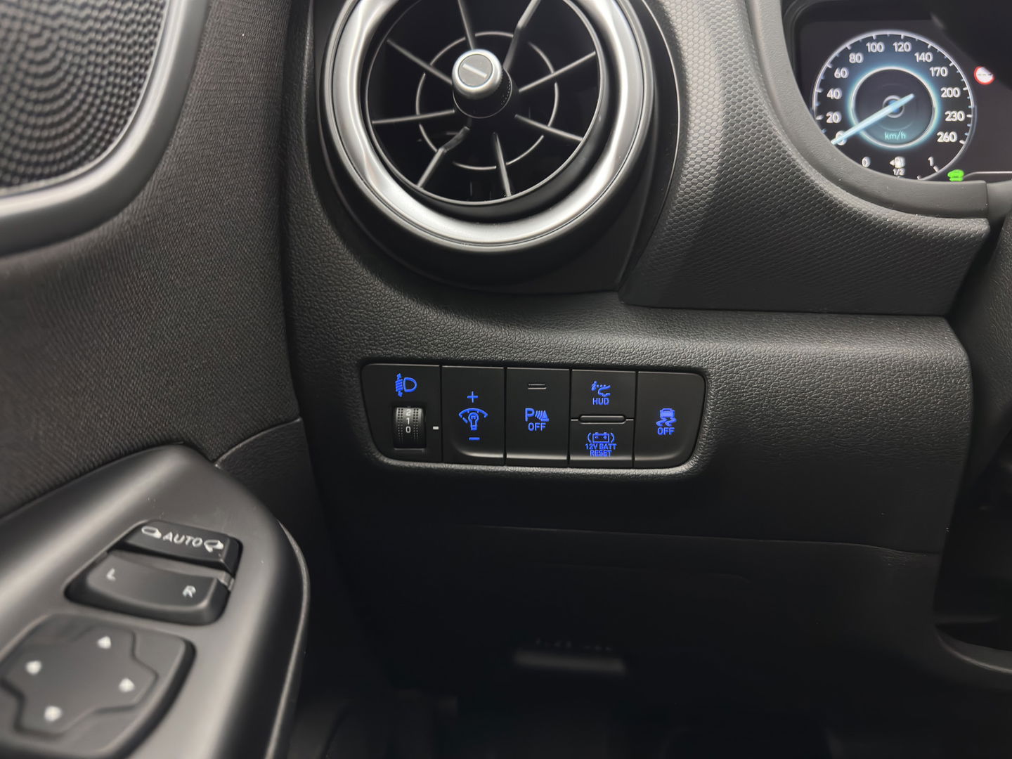 Hyundai KONA 1.6 GDI HEV Fashion (INCL-BTW) Aut. *NAVI-FULLMAP | DIGI-COCKPIT | FULL-LED | KEYLESS | CAMERA | HEAD-UP | SHIFT-PADDLES | DAB | COMFORT-SEATS | PRIVACY-GLASS | TOWBAR | 16 "ALU*