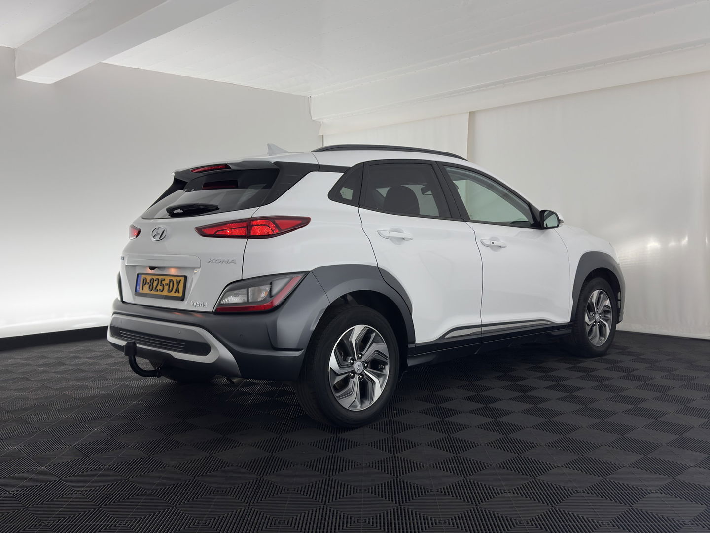 Hyundai KONA 1.6 GDI HEV Fashion (INCL-BTW) Aut. *NAVI-FULLMAP | DIGI-COCKPIT | FULL-LED | KEYLESS | CAMERA | HEAD-UP | SHIFT-PADDLES | DAB | COMFORT-SEATS | PRIVACY-GLASS | TOWBAR | 16 "ALU*