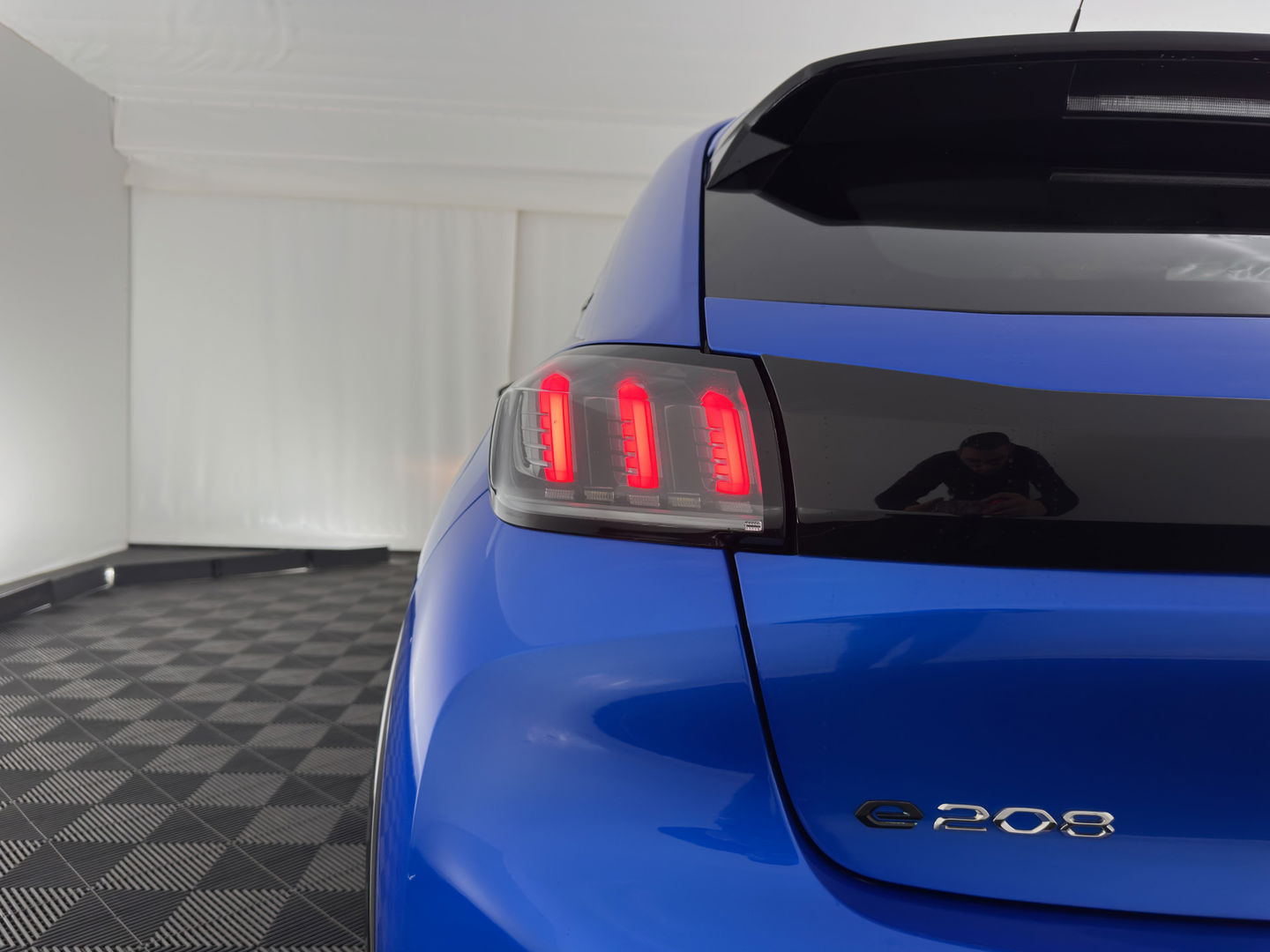 Peugeot e-208 EV Allure 50 kWh {SOH-91%} Aut *FULL-LED | DIGI-COCKPIT | BLINDSPOT | CAMERA | NAVI-FULLMAP | LANE-ASSIST | KEYLESS | DAB | CCS-FASTLOADER | TOP-VIEW | AMBIENT-LIGHT | PRIVACY-GLASS | 17"ALU*