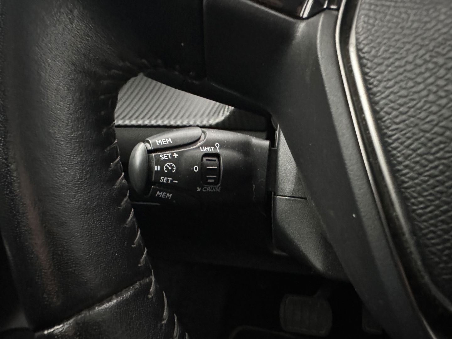 Peugeot e-208 EV Allure 50 kWh {SOH-91%} Aut *FULL-LED | DIGI-COCKPIT | BLINDSPOT | CAMERA | NAVI-FULLMAP | LANE-ASSIST | KEYLESS | DAB | CCS-FASTLOADER | TOP-VIEW | AMBIENT-LIGHT | PRIVACY-GLASS | 17"ALU*