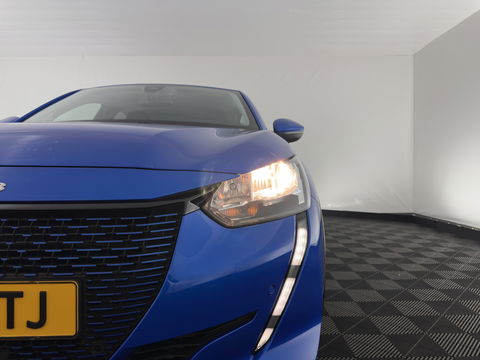 Peugeot e-208 EV Allure 50 kWh {SOH-91%} Aut *FULL-LED | DIGI-COCKPIT | BLINDSPOT | CAMERA | NAVI-FULLMAP | LANE-ASSIST | KEYLESS | DAB | CCS-FASTLOADER | TOP-VIEW | AMBIENT-LIGHT | PRIVACY-GLASS | 17"ALU*