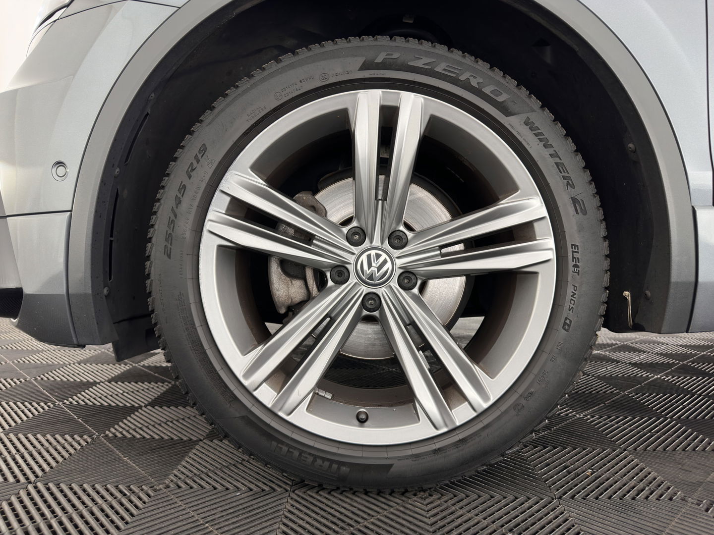 Volkswagen Tiguan Allspace 1.5 TSI R-line Highline Business (7-Pers.) (INCL-BTW) Aut * PANO | NAVI-FULLMAP | XENON | ALCANTARA | HEATED-ERGONOMIC-SPORTSEATS | KEYLESS | PRIVACY-GLASS | CAMERA | DAB | DIGI-COCKPIT | PDC | TOWBAR | ECC | 19"ALU*