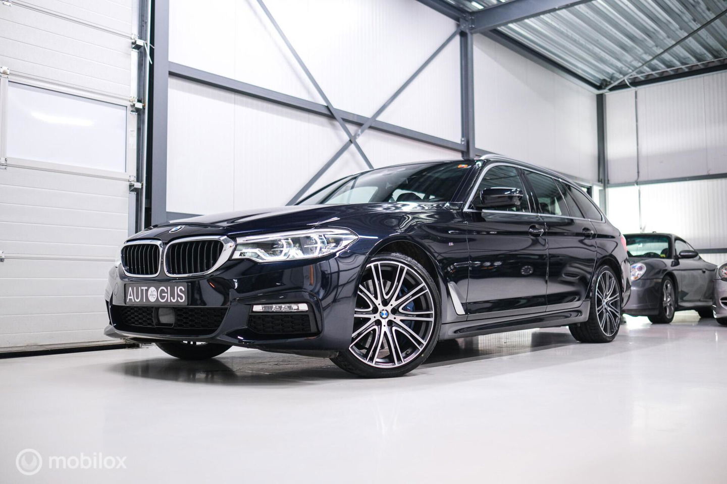 BMW 5 Serie Touring 540d xDrive High Executive | B&W audio | Adaptive | HUD | 360 camera | Carbon Black | Panoramadak | Stoelkoeling | LED |