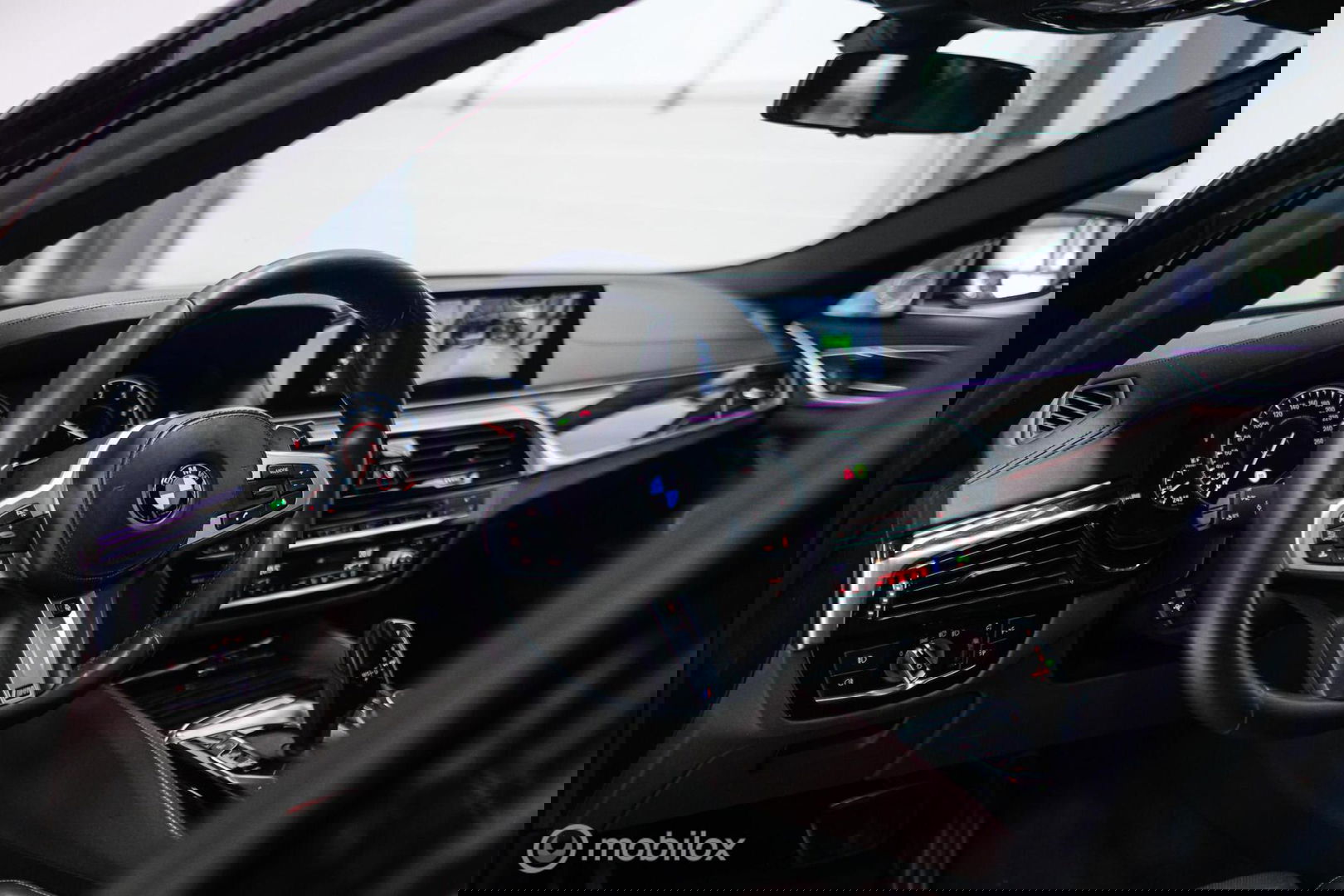 BMW 5 Serie Touring 540d xDrive High Executive | B&W audio | Adaptive | HUD | 360 camera | Carbon Black | Panoramadak | Stoelkoeling | LED |