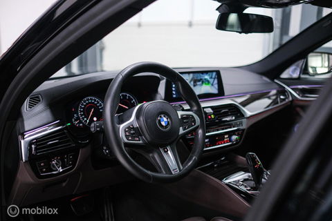 BMW 5 Serie Touring 540d xDrive High Executive | B&W audio | Adaptive | HUD | 360 camera | Carbon Black | Panoramadak | Stoelkoeling | LED |