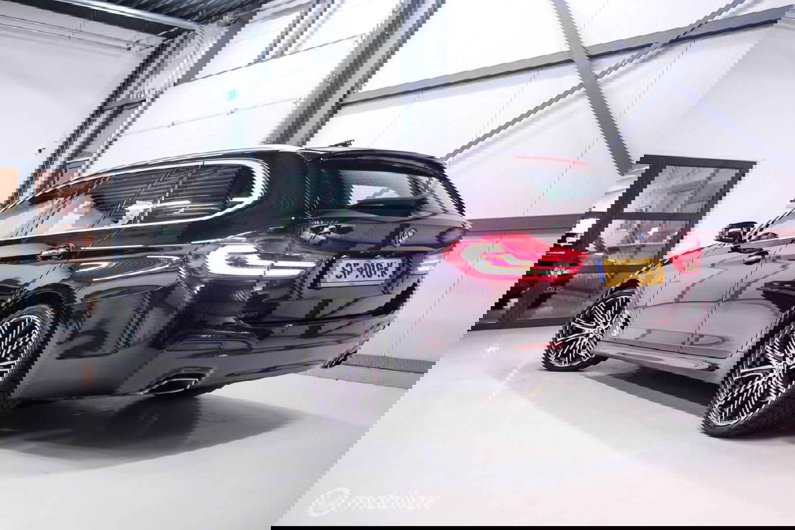 BMW 5 Serie Touring 540d xDrive High Executive | B&W audio | Adaptive | HUD | 360 camera | Carbon Black | Panoramadak | Stoelkoeling | LED |