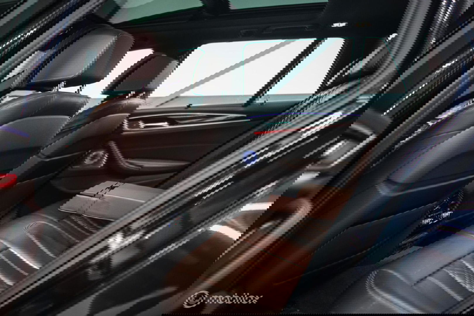 BMW 5 Serie Touring 540d xDrive High Executive | B&W audio | Adaptive | HUD | 360 camera | Carbon Black | Panoramadak | Stoelkoeling | LED |