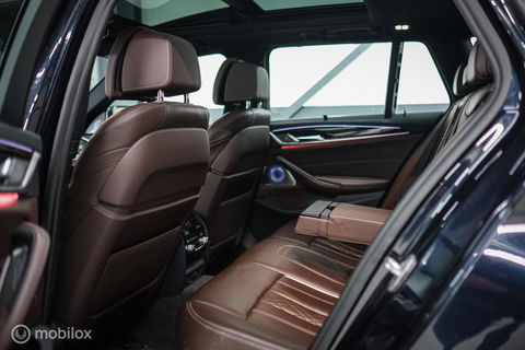BMW 5 Serie Touring 540d xDrive High Executive | B&W audio | Adaptive | HUD | 360 camera | Carbon Black | Panoramadak | Stoelkoeling | LED |