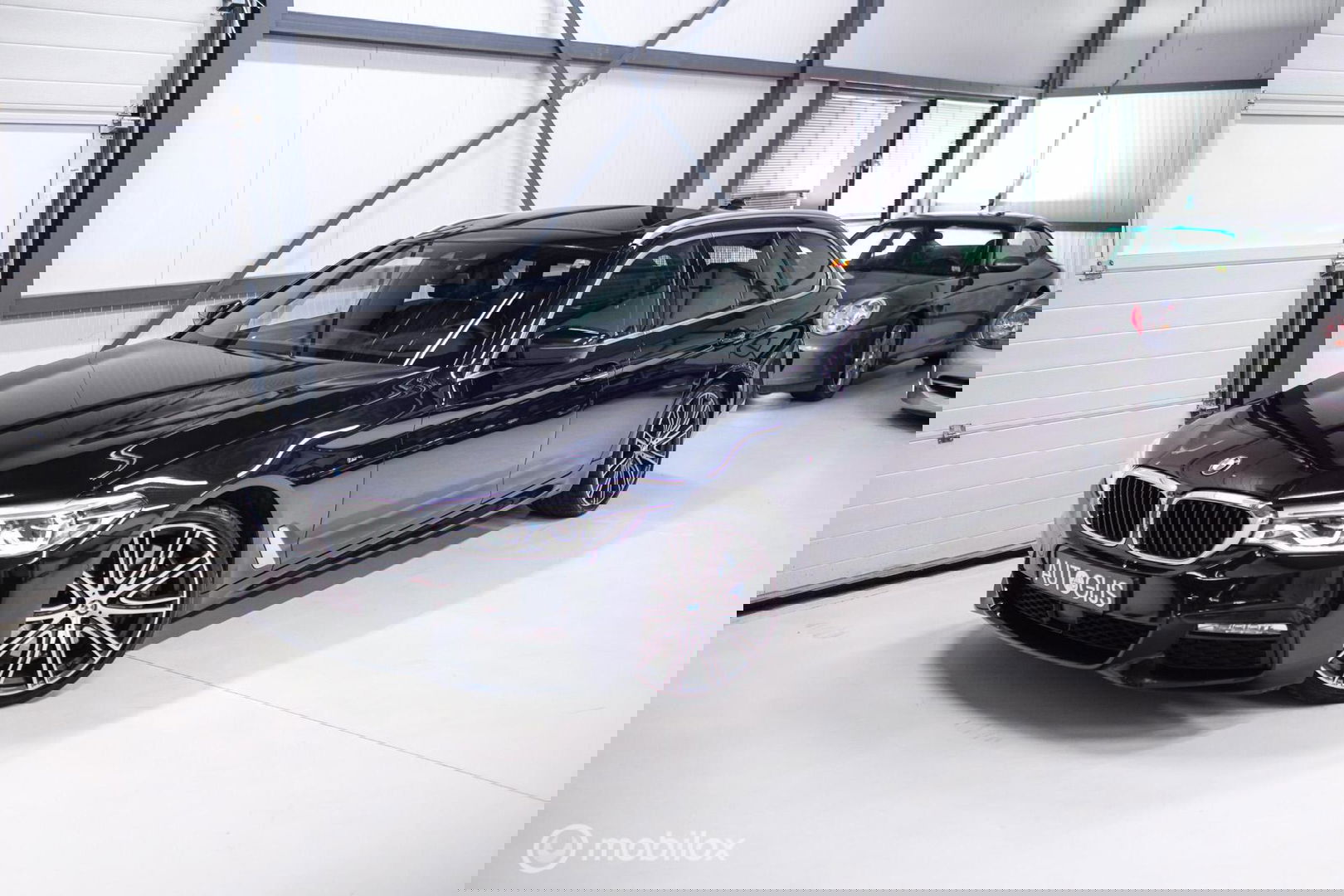 BMW 5 Serie Touring 540d xDrive High Executive | B&W audio | Adaptive | HUD | 360 camera | Carbon Black | Panoramadak | Stoelkoeling | LED |