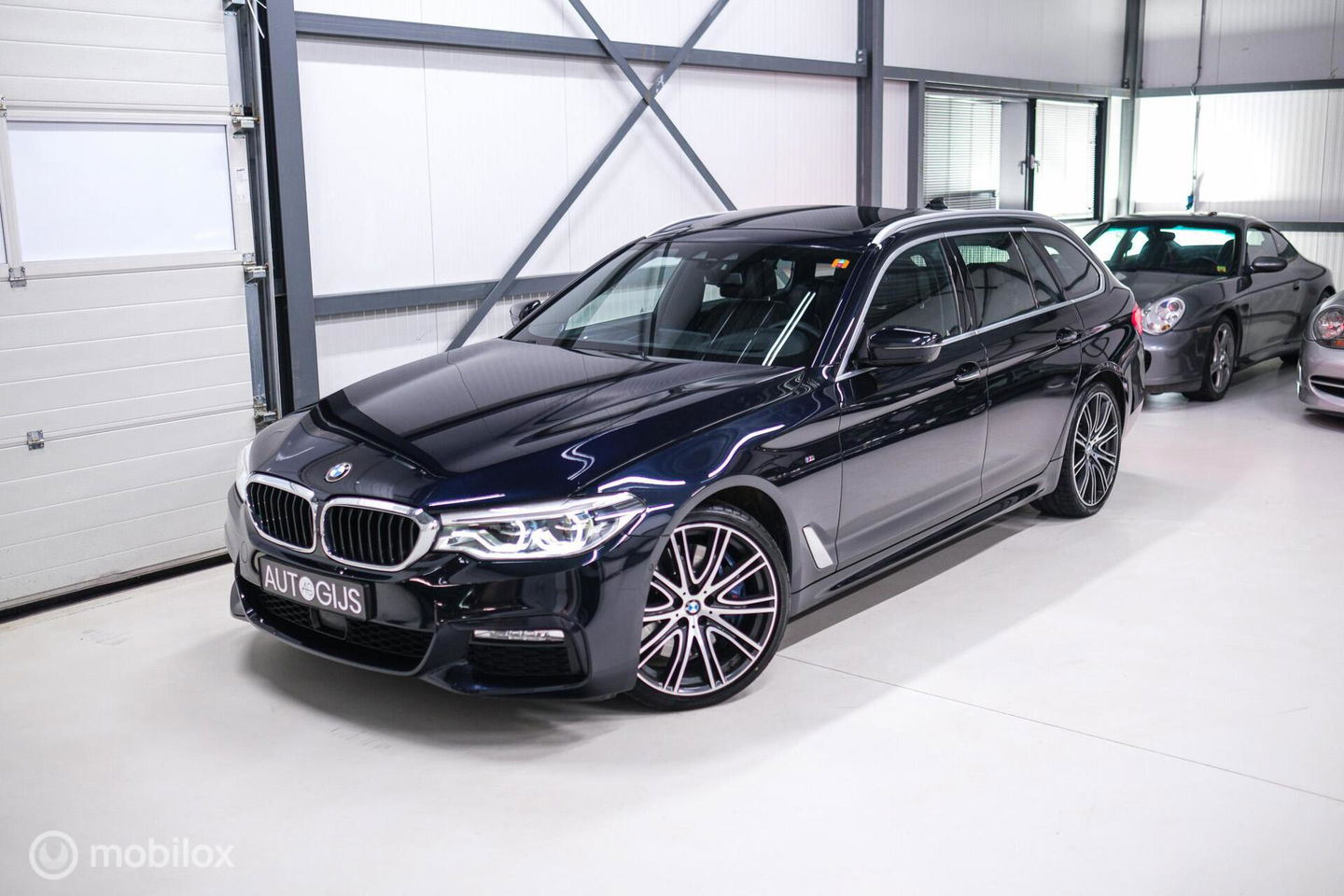 BMW 5 Serie Touring 540d xDrive High Executive | B&W audio | Adaptive | HUD | 360 camera | Carbon Black | Panoramadak | Stoelkoeling | LED |