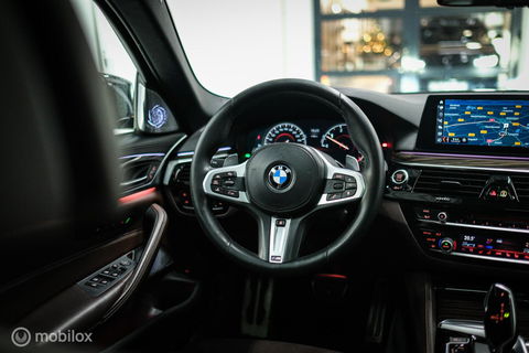 BMW 5 Serie Touring 540d xDrive High Executive | B&W audio | Adaptive | HUD | 360 camera | Carbon Black | Panoramadak | Stoelkoeling | LED |