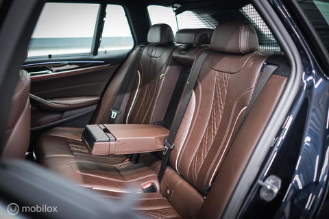 BMW 5 Serie Touring 540d xDrive High Executive | B&W audio | Adaptive | HUD | 360 camera | Carbon Black | Panoramadak | Stoelkoeling | LED |