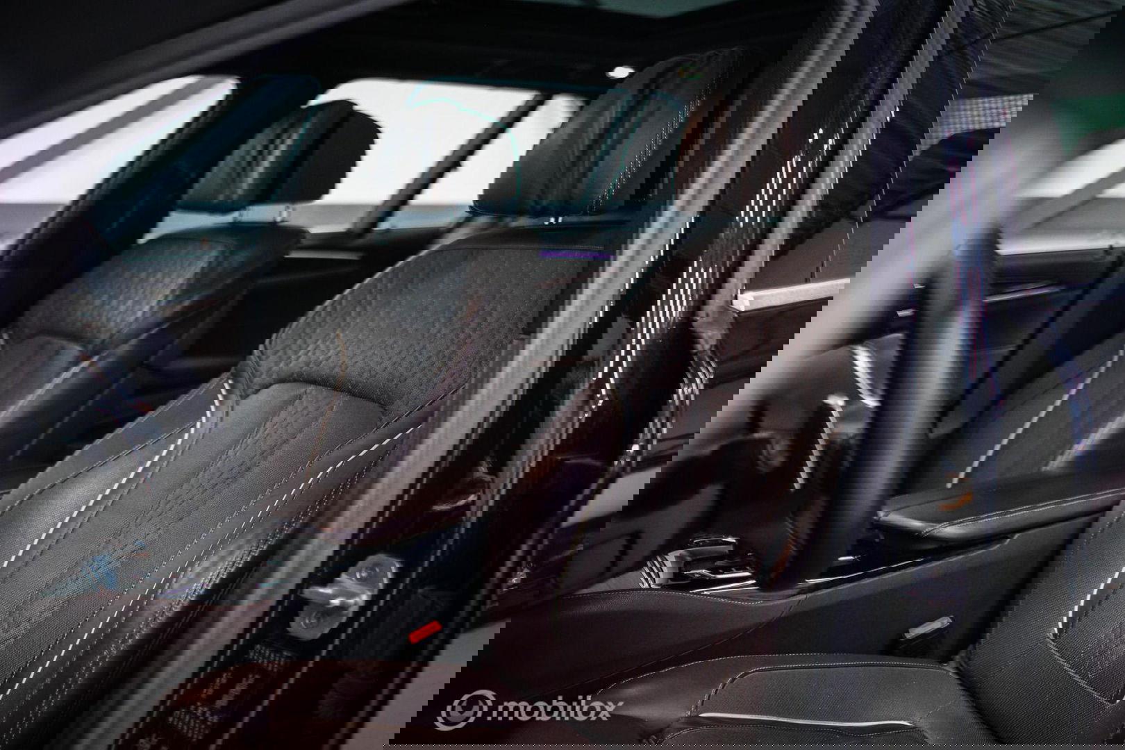 BMW 5 Serie Touring 540d xDrive High Executive | B&W audio | Adaptive | HUD | 360 camera | Carbon Black | Panoramadak | Stoelkoeling | LED |