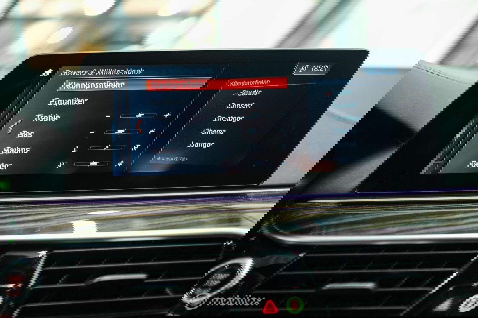 BMW 5 Serie Touring 540d xDrive High Executive | B&W audio | Adaptive | HUD | 360 camera | Carbon Black | Panoramadak | Stoelkoeling | LED |