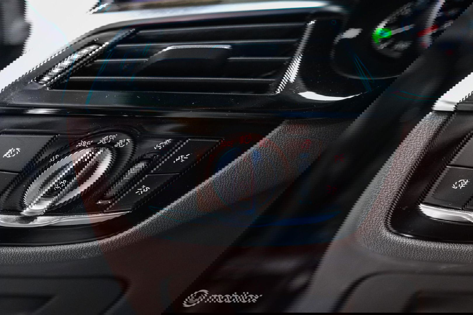 BMW 5 Serie Touring 540d xDrive High Executive | B&W audio | Adaptive | HUD | 360 camera | Carbon Black | Panoramadak | Stoelkoeling | LED |