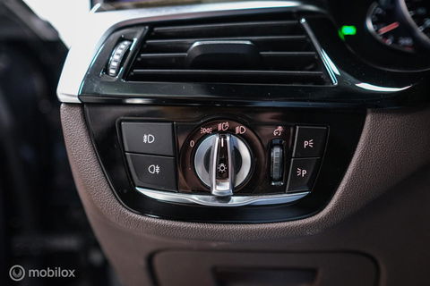 BMW 5 Serie Touring 540d xDrive High Executive | B&W audio | Adaptive | HUD | 360 camera | Carbon Black | Panoramadak | Stoelkoeling | LED |