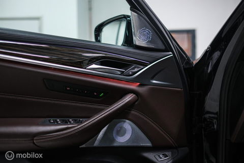 BMW 5 Serie Touring 540d xDrive High Executive | B&W audio | Adaptive | HUD | 360 camera | Carbon Black | Panoramadak | Stoelkoeling | LED |