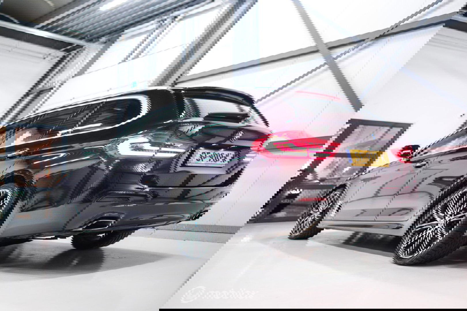 BMW 5 Serie Touring 540d xDrive High Executive | B&W audio | Adaptive | HUD | 360 camera | Carbon Black | Panoramadak | Stoelkoeling | LED |