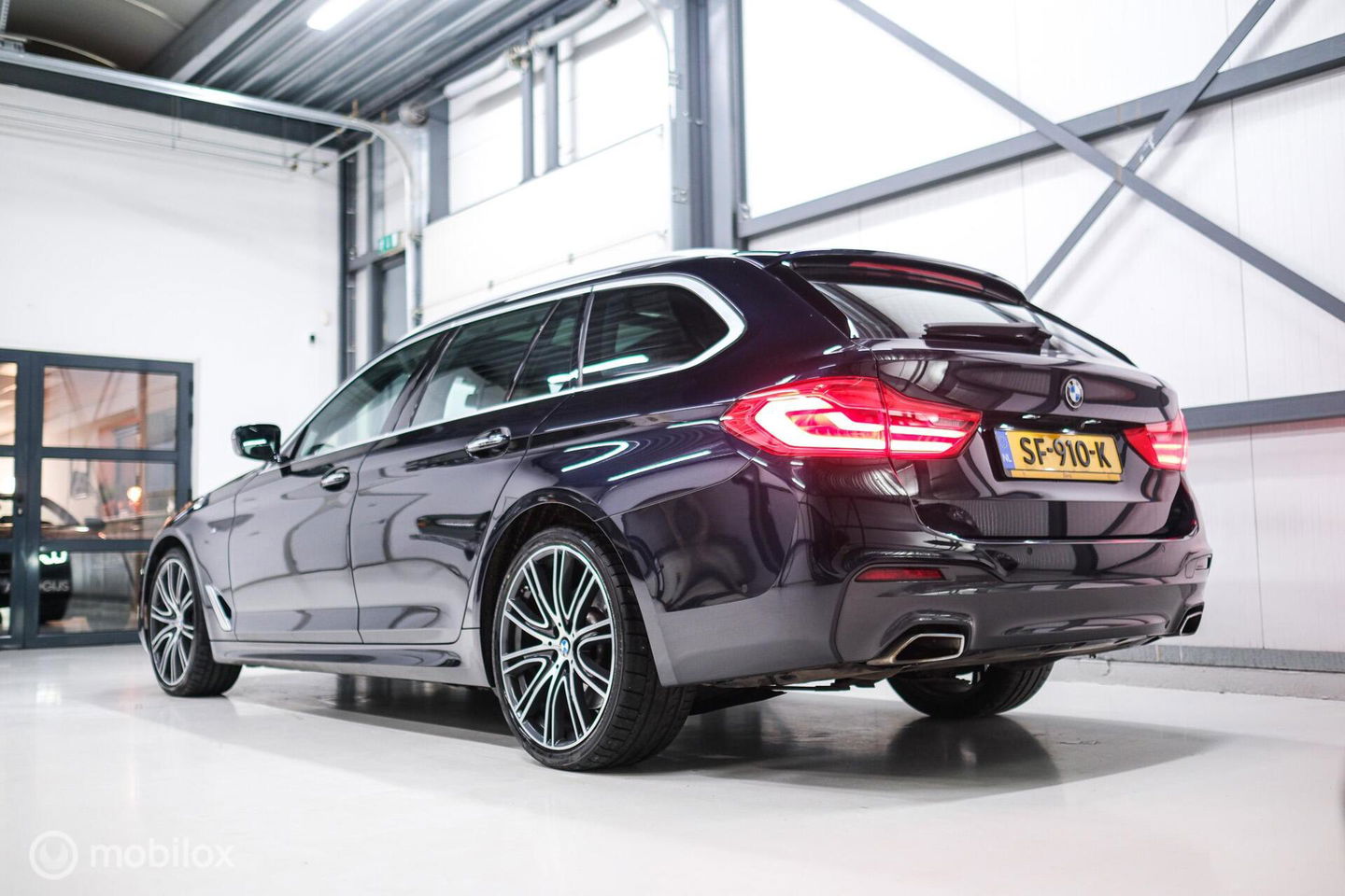 BMW 5 Serie Touring 540d xDrive High Executive | B&W audio | Adaptive | HUD | 360 camera | Carbon Black | Panoramadak | Stoelkoeling | LED |
