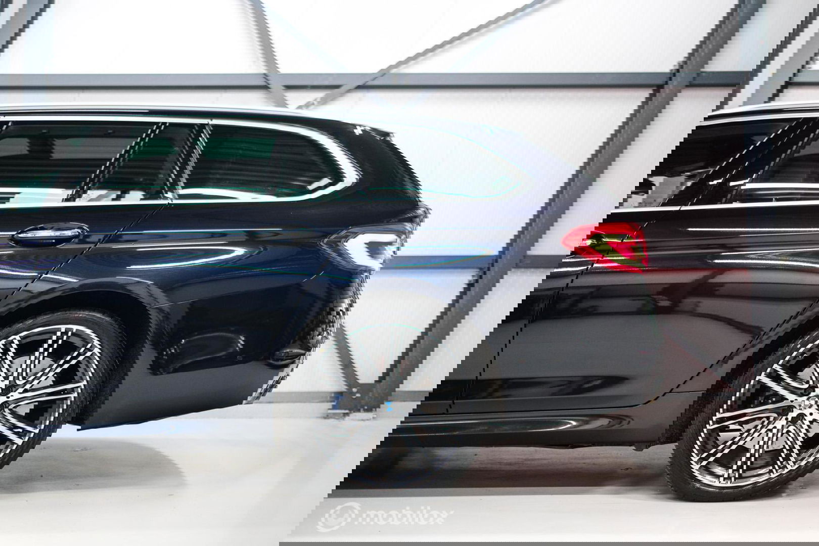 BMW 5 Serie Touring 540d xDrive High Executive | B&W audio | Adaptive | HUD | 360 camera | Carbon Black | Panoramadak | Stoelkoeling | LED |