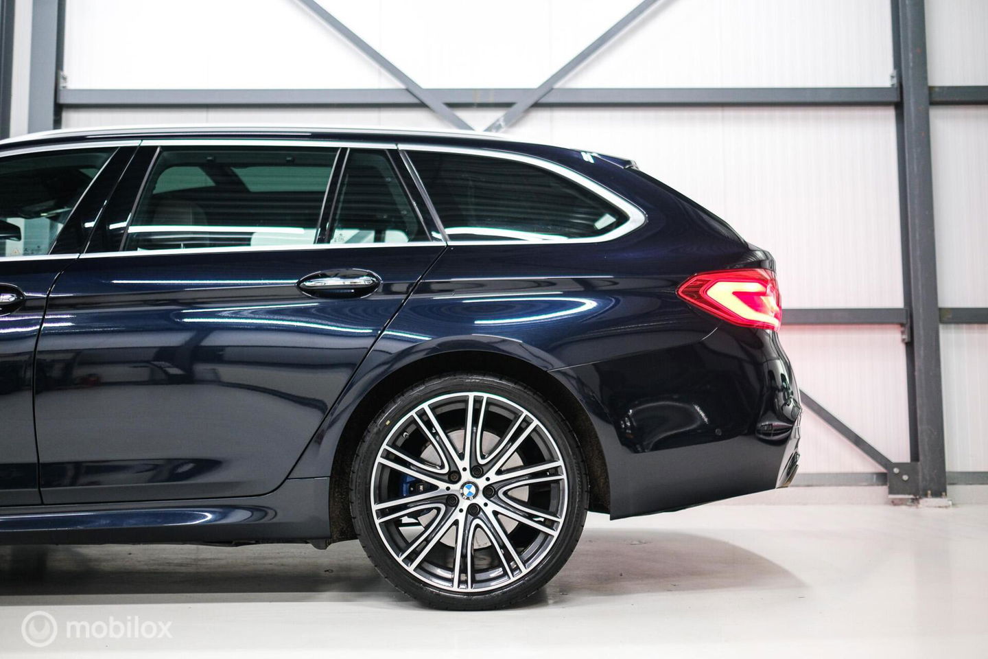 BMW 5 Serie Touring 540d xDrive High Executive | B&W audio | Adaptive | HUD | 360 camera | Carbon Black | Panoramadak | Stoelkoeling | LED |