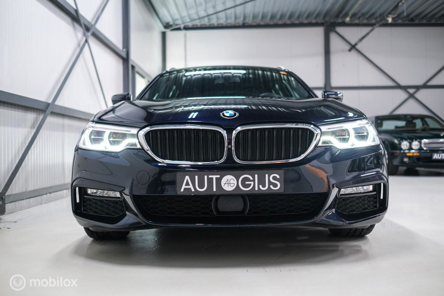 BMW 5 Serie Touring 540d xDrive High Executive | B&W audio | Adaptive | HUD | 360 camera | Carbon Black | Panoramadak | Stoelkoeling | LED |