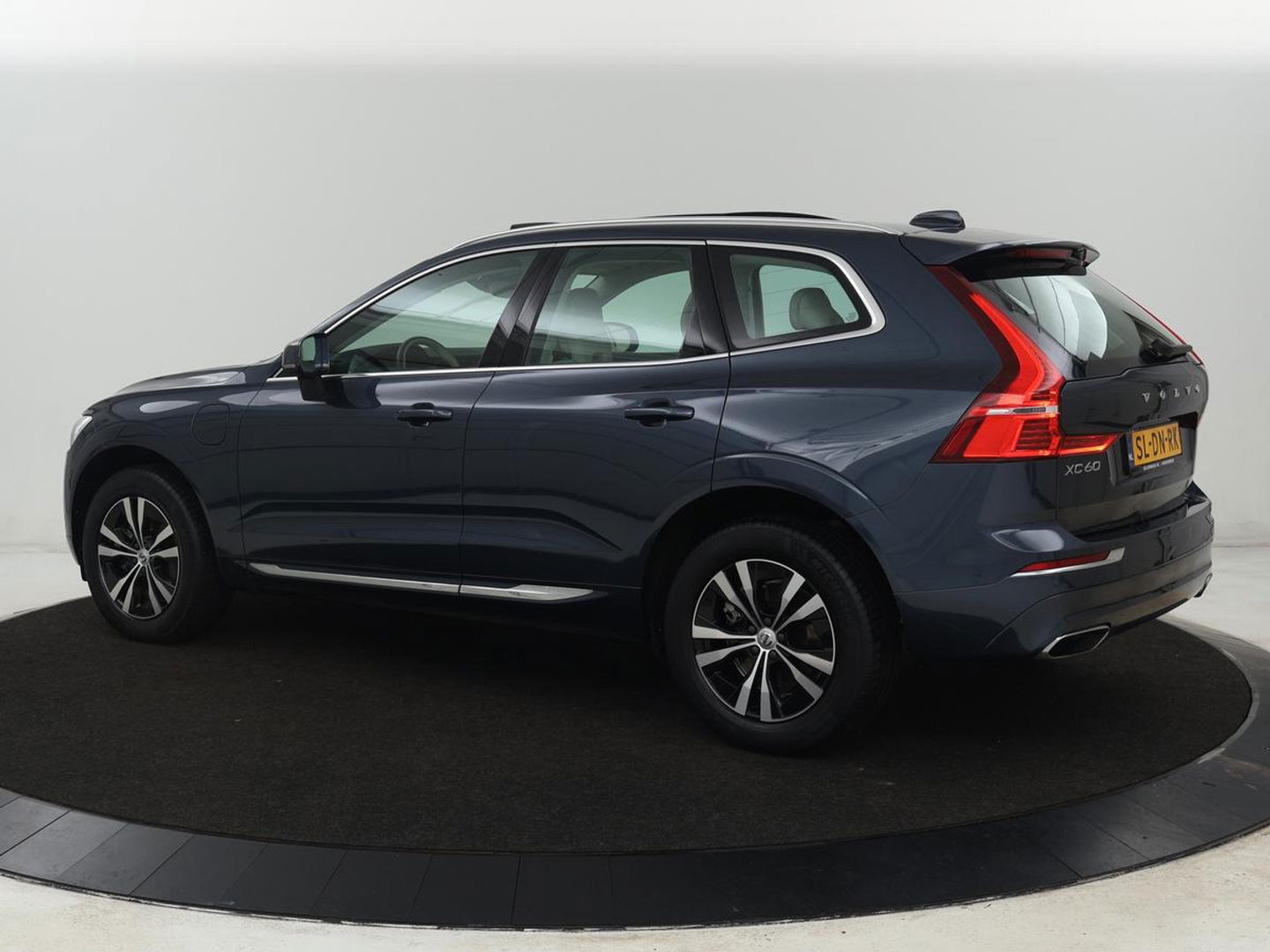 Volvo XC60 2.0 Recharge T6 AWD Business Pro | Panoramadak | Leder | Camera | Carplay | Navigatie | Full LED | Cruise control | Parkeerverwarming | PHEV | Plug In