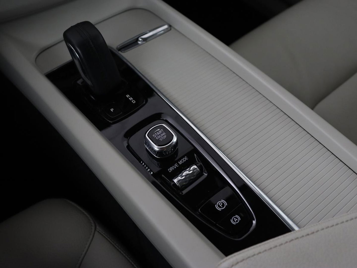 Volvo XC60 2.0 Recharge T6 AWD Business Pro | Panoramadak | Leder | Camera | Carplay | Navigatie | Full LED | Cruise control | Parkeerverwarming | PHEV | Plug In