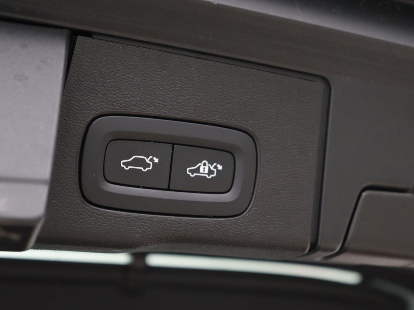 Volvo XC60 2.0 Recharge T6 AWD Business Pro | Panoramadak | Leder | Camera | Carplay | Navigatie | Full LED | Cruise control | Parkeerverwarming | PHEV | Plug In