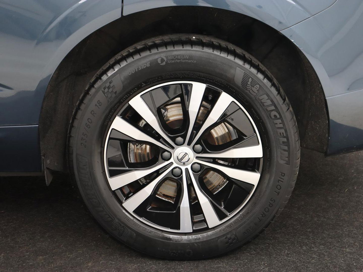 Volvo XC60 2.0 Recharge T6 AWD Business Pro | Panoramadak | Leder | Camera | Carplay | Navigatie | Full LED | Cruise control | Parkeerverwarming | PHEV | Plug In