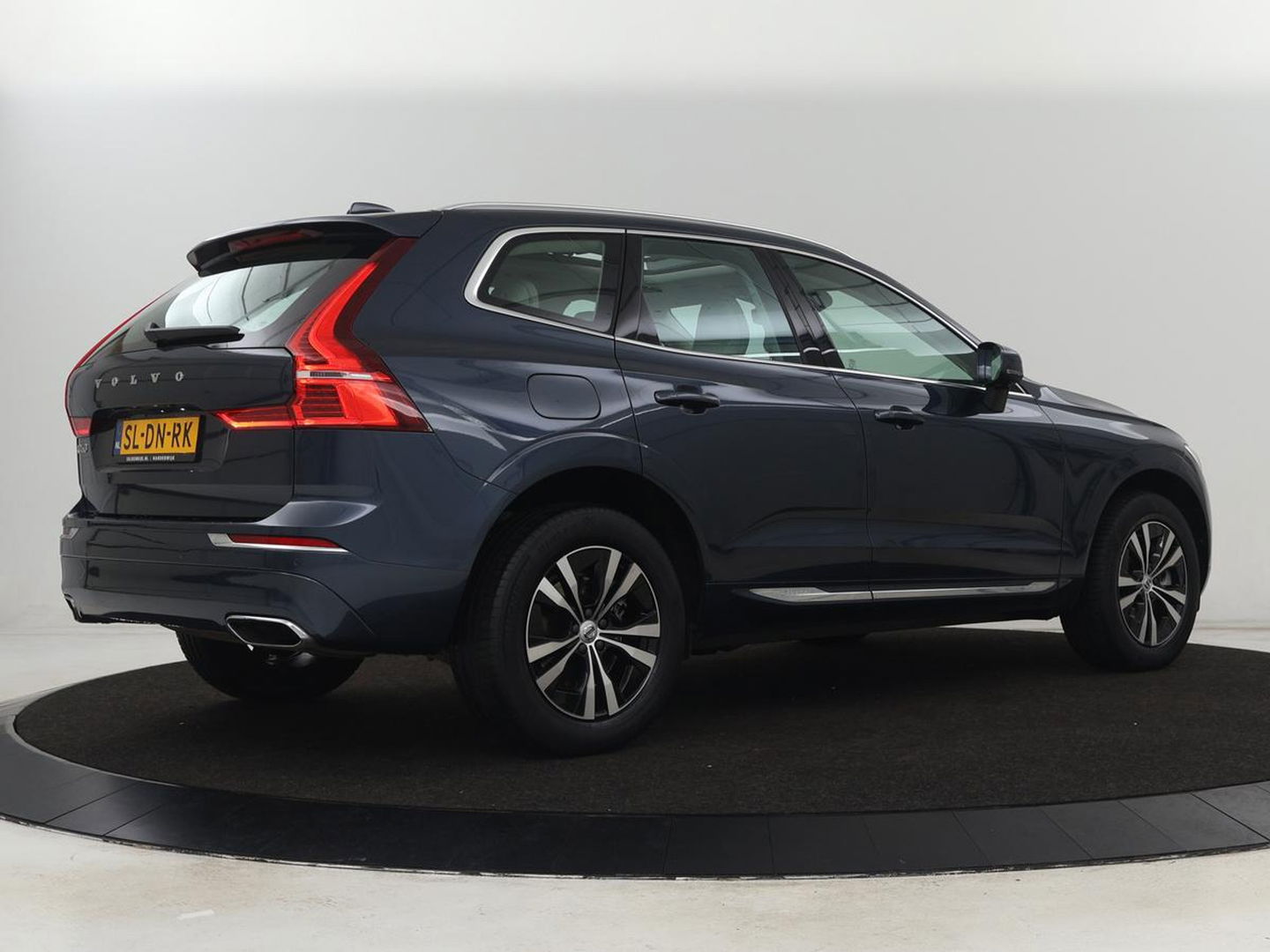 Volvo XC60 2.0 Recharge T6 AWD Business Pro | Panoramadak | Leder | Camera | Carplay | Navigatie | Full LED | Cruise control | Parkeerverwarming | PHEV | Plug In