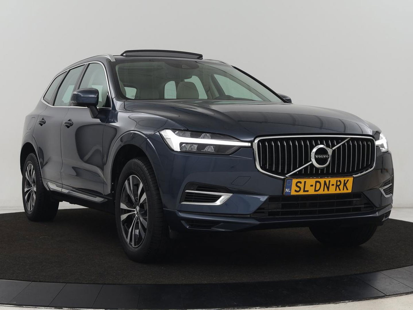 Volvo XC60 2.0 Recharge T6 AWD Business Pro | Panoramadak | Leder | Camera | Carplay | Navigatie | Full LED | Cruise control | Parkeerverwarming | PHEV | Plug In