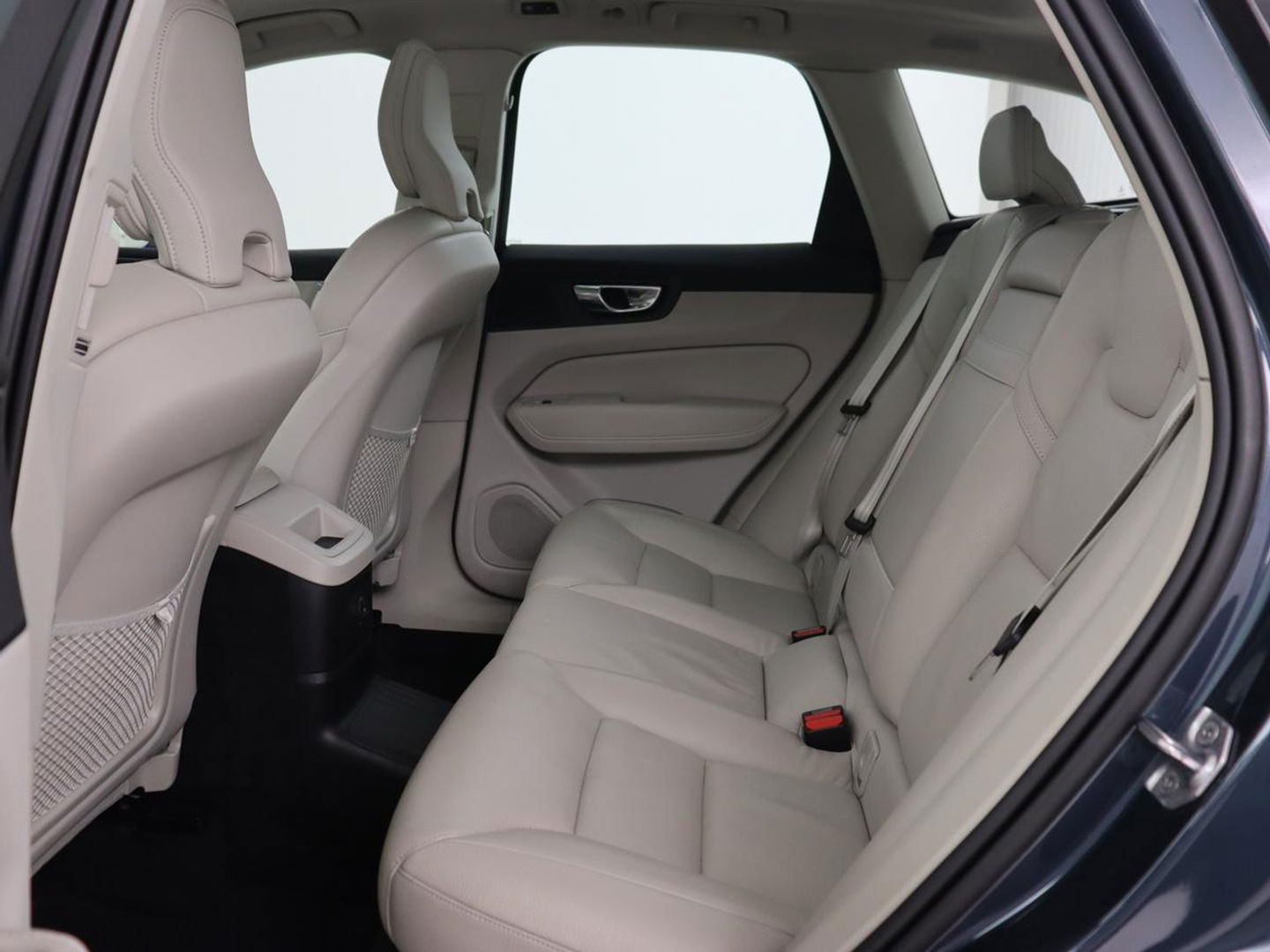 Volvo XC60 2.0 Recharge T6 AWD Business Pro | Panoramadak | Leder | Camera | Carplay | Navigatie | Full LED | Cruise control | Parkeerverwarming | PHEV | Plug In