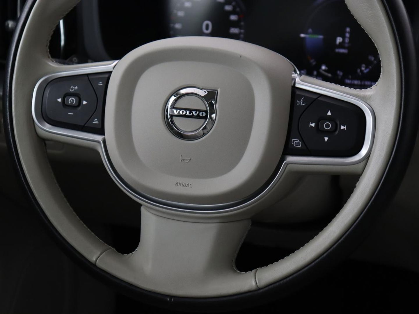 Volvo XC60 2.0 Recharge T6 AWD Business Pro | Panoramadak | Leder | Camera | Carplay | Navigatie | Full LED | Cruise control | Parkeerverwarming | PHEV | Plug In