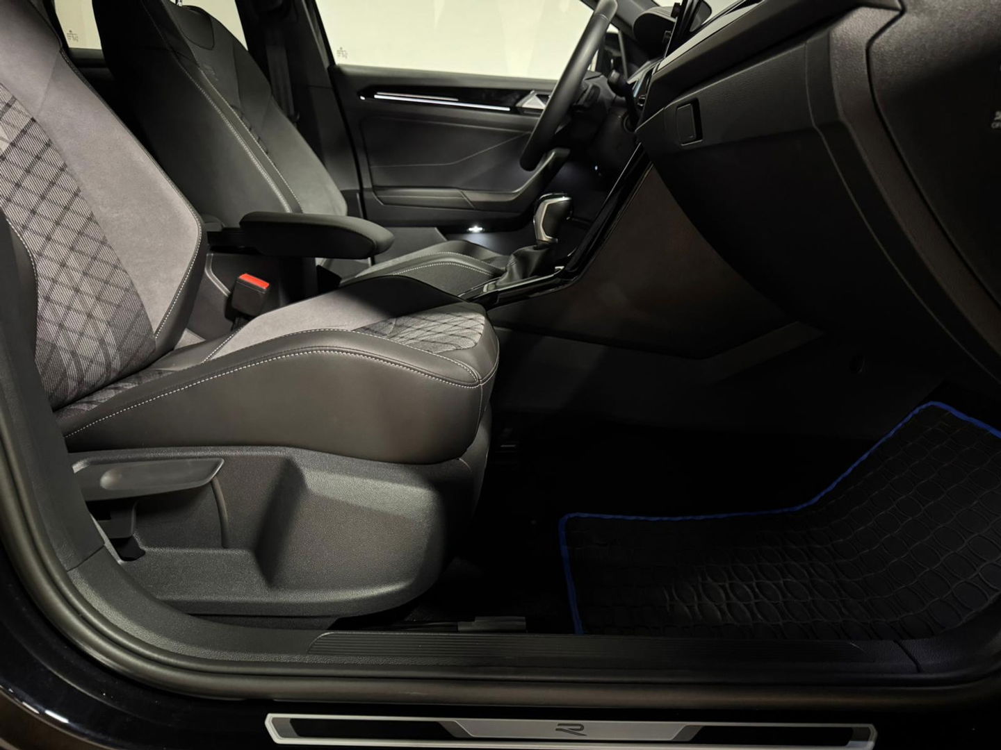 Volkswagen T-Roc 1.5 TSI R-Line PANO KEYLESS CAM