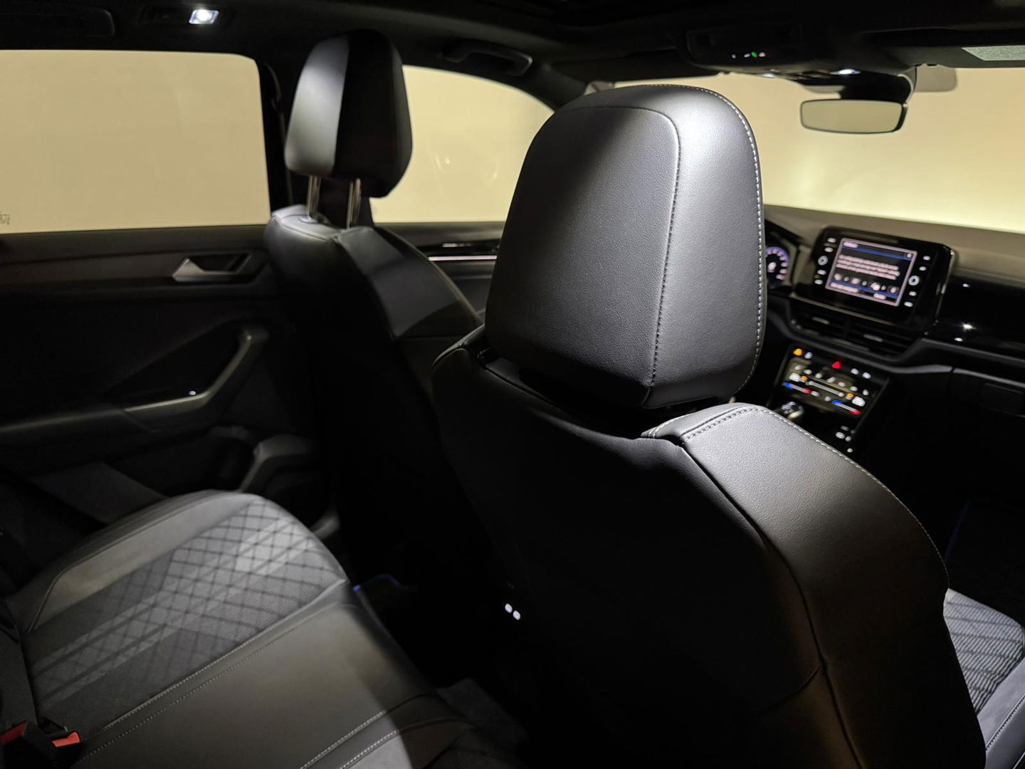 Volkswagen T-Roc 1.5 TSI R-Line PANO KEYLESS CAM