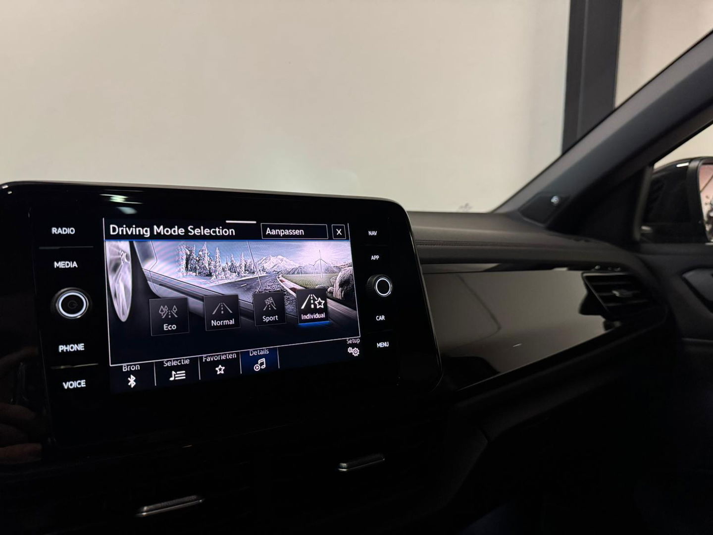 Volkswagen T-Roc 1.5 TSI R-Line PANO KEYLESS CAM