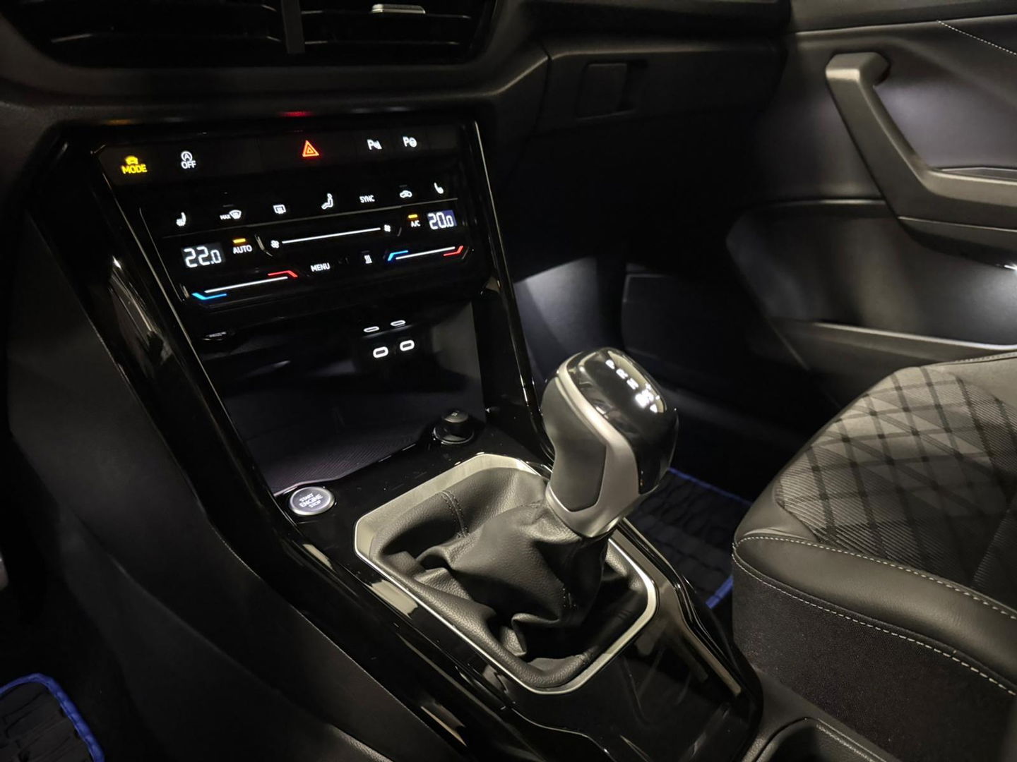 Volkswagen T-Roc 1.5 TSI R-Line PANO KEYLESS CAM