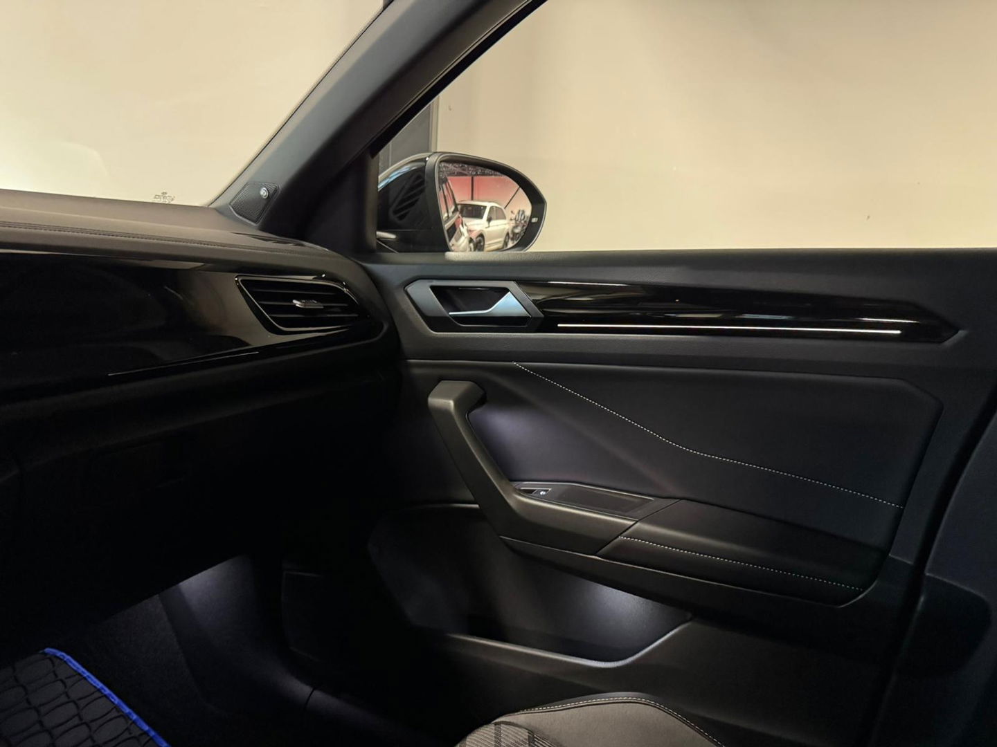 Volkswagen T-Roc 1.5 TSI R-Line PANO KEYLESS CAM