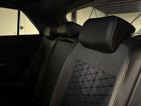 Volkswagen T-Roc 1.5 TSI R-Line PANO KEYLESS CAM