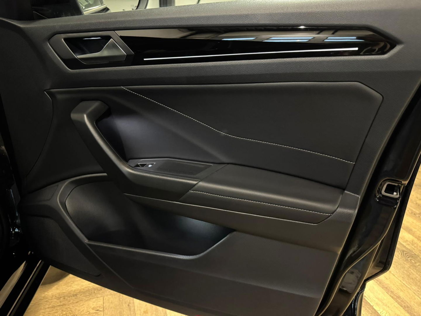 Volkswagen T-Roc 1.5 TSI R-Line PANO KEYLESS CAM