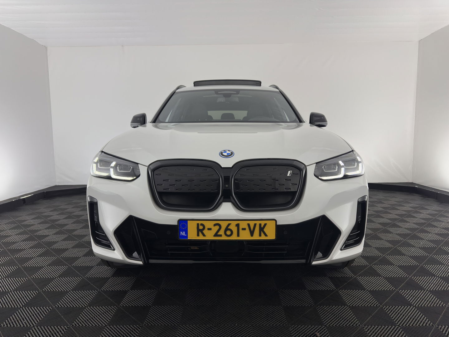 BMW iX3 M-Sportpack High Executive 80 kWh [3-Fase] {SOH-98%} (INCL-BTW) *PANO | LUXURY-LEATHER | HEAD-UP | ADAPTIVE-CRUISE | HEATED-SPORTSEATS | KEYLESS | SHIFT-PADDLES | AMBIENT-LIGHT | BLIND-SPOT | FULL-LED |  MEMORY-PACK | DIGI-COCKPIT | NAVI-FULLMA
