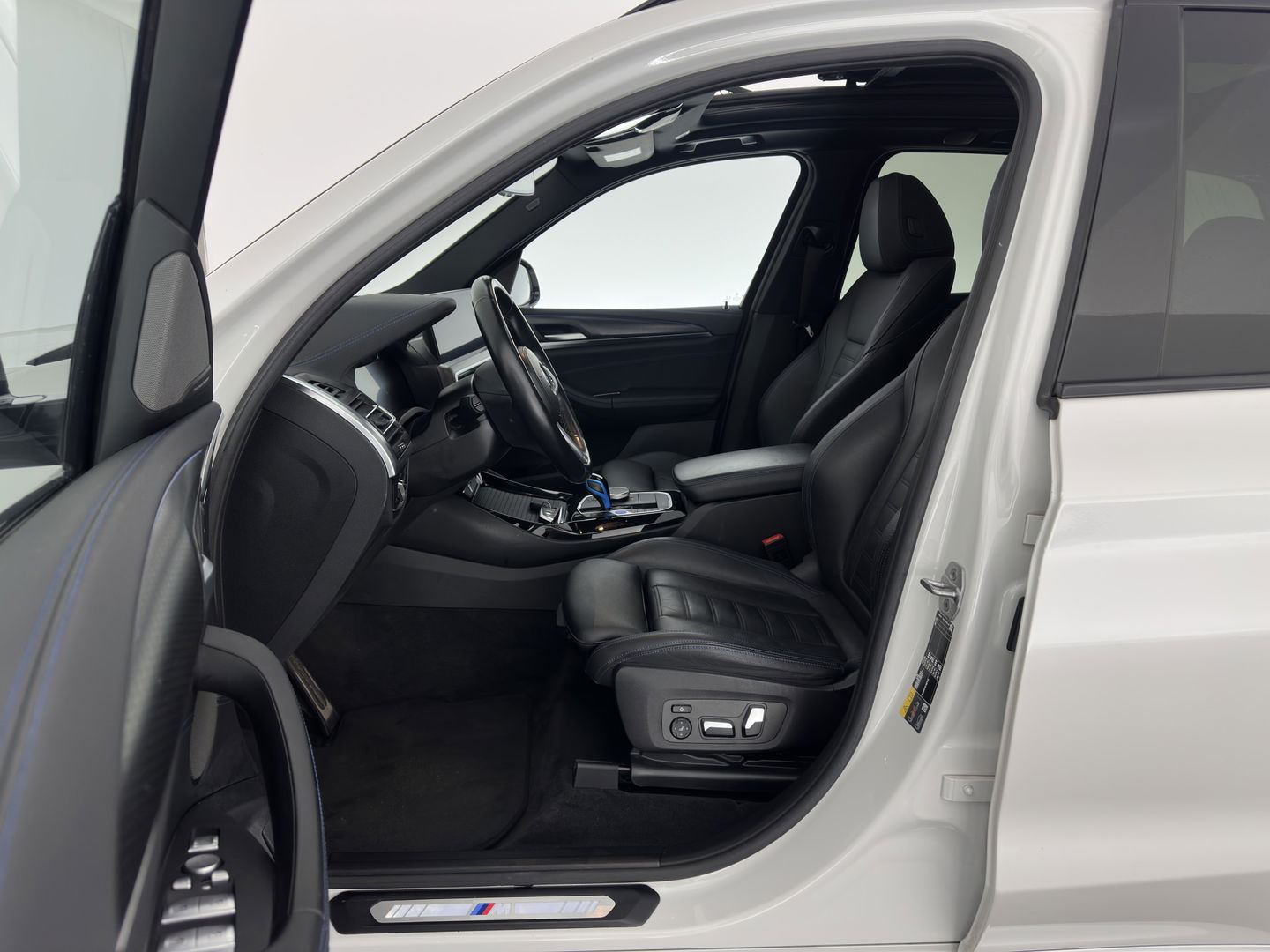 BMW iX3 M-Sportpack High Executive 80 kWh [3-Fase] {SOH-98%} (INCL-BTW) *PANO | LUXURY-LEATHER | HEAD-UP | ADAPTIVE-CRUISE | HEATED-SPORTSEATS | KEYLESS | SHIFT-PADDLES | AMBIENT-LIGHT | BLIND-SPOT | FULL-LED |  MEMORY-PACK | DIGI-COCKPIT | NAVI-FULLMA